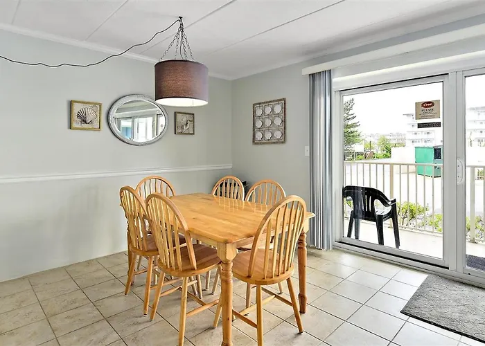 Holiday home 2 Bedroom 60th Street Oceanside Just Steps To The Beach! *